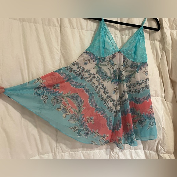 Gorgeous In Bloom nightie - Picture 2 of 4